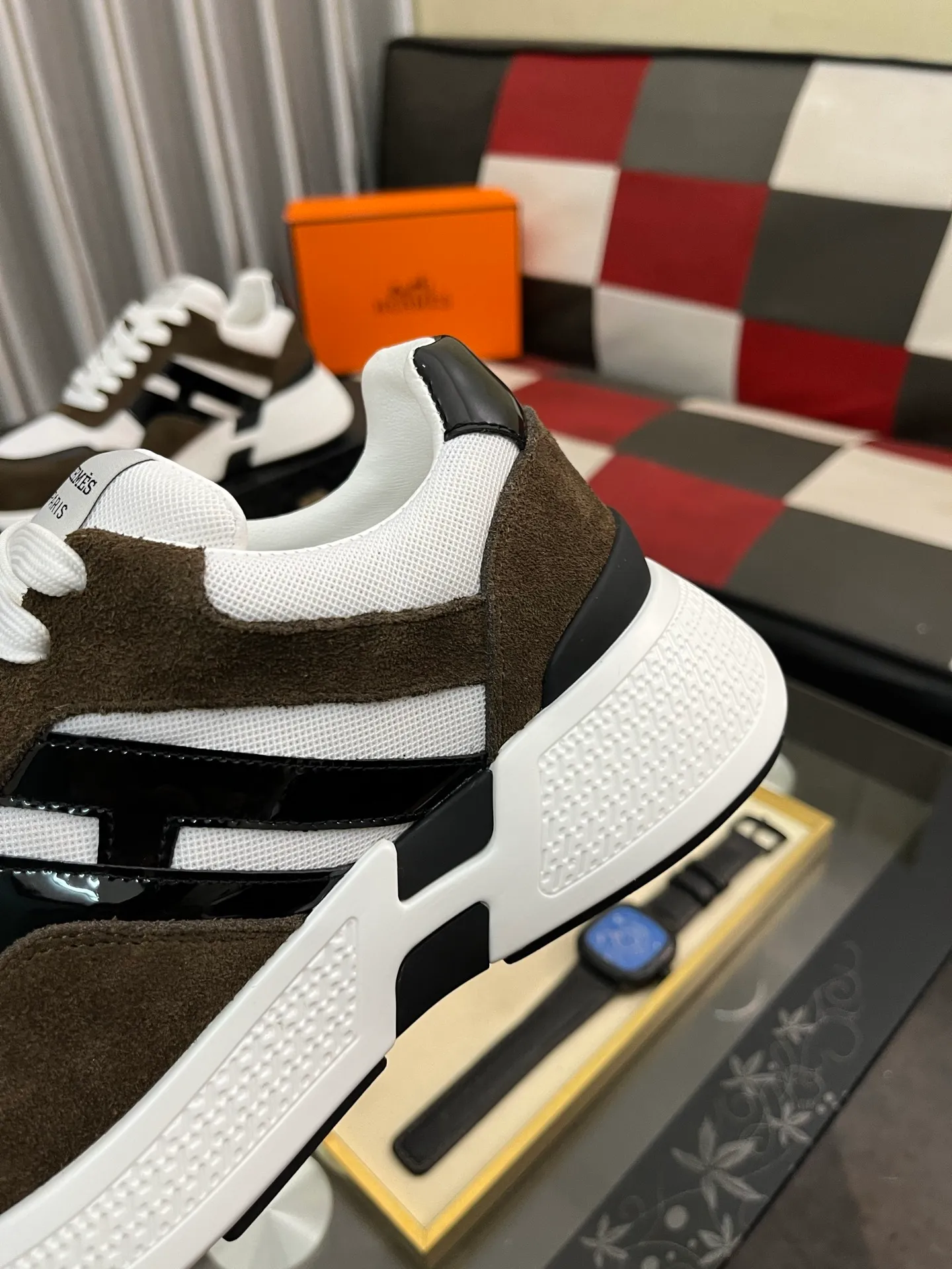 Men's shoes 💰540⌚️⌚️HERMES/Hermès Hugo thick-soled sneakers, casual men's shoes, these sneakers are made of imported first-layer cowhide leather and breathable mesh design. The contrasting color design creates a dynamic and modern shape. The front end of the toe is decorated with natural-color rubber inlays, which is novel and fashionable. The texture is incomparable, with cowhide lining and cowhide foot pads, the upper foot is comfortable and breathable, and the rubber sole is decorated with geometric patterns and iconic "H" details. A very personal one! Size: 38-44